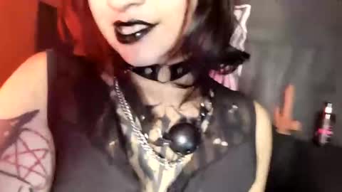 Snapshot of anny_velvetpain chatting on February 19, 10:06 pm Annie online show from February 19, 10:06 pm