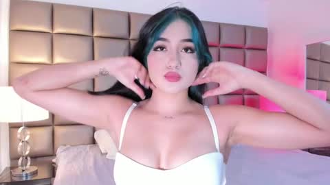 Snapshot of annyhizzle chatting on January 5, 9:47 pm online show from January 5, 9:47 pm