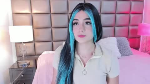 Snapshot of annyhizzle chatting on February 7, 9:37 pm online show from February 7, 9:37 pm