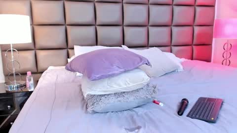 Snapshot of annyhizzle chatting on February 12, 12:58 am online show from February 12, 12:58 am