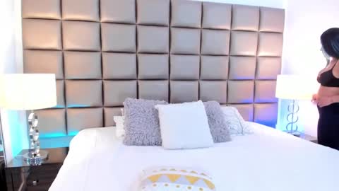 Snapshot of annyhizzle chatting on February 24, 10:25 pm online show from February 24, 10:25 pm