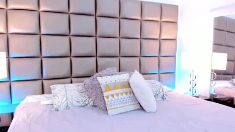 Snapshot of annyhizzle chatting on March 1, 10:10 pm online show from March 1, 10:10 pm