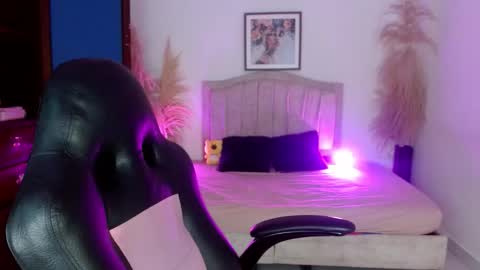 annyrusso online show from February 9, 4:55 pm