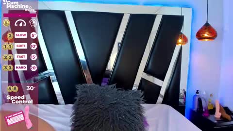 Snapshot of antonellepiercee chatting on February 20, 1:51 pm A N T O N E L L E online show from February 20, 1:51 pm