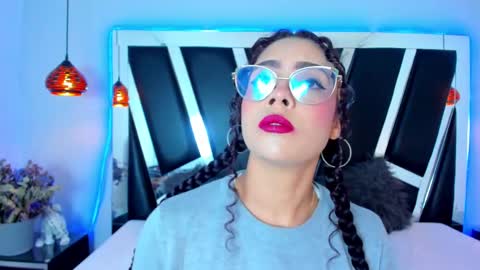 Snapshot of antonellepiercee chatting on February 22, 11:35 am A N T O N E L L E online show from February 22, 11:35 am