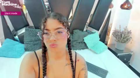 Snapshot of antonellepiercee chatting on September 21, 11:34 am A N T O N E L L E online show from September 21, 11:34 am