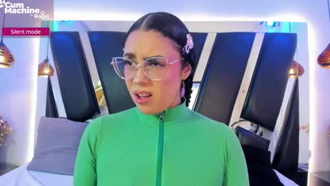 Snapshot of antonellepiercee chatting on November 4, 11:20 am A N T O N E L L E online show from November 4, 11:20 am