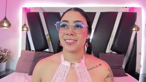 Snapshot of antonellepiercee chatting on November 14, 11:20 am A N T O N E L L E online show from November 14, 11:20 am