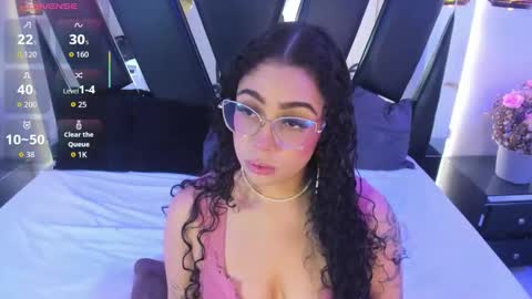 Snapshot of antonellepiercee chatting on November 19, 11:43 am A N T O N E L L E online show from November 19, 11:43 am