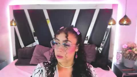 Snapshot of antonellepiercee chatting on November 25, 11:10 am A N T O N E L L E online show from November 25, 11:10 am