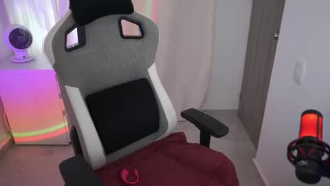 anya online show from December 4, 8:39 pm