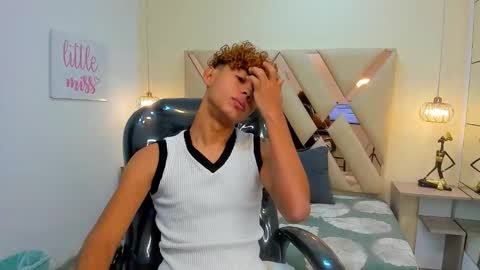 anyelotwink online show from December 19, 2:24 pm