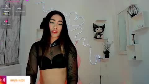 Snapshot of anyeluz_z chatting on February 25, 7:25 pm anyeluz_z online show from February 25, 7:25 pm