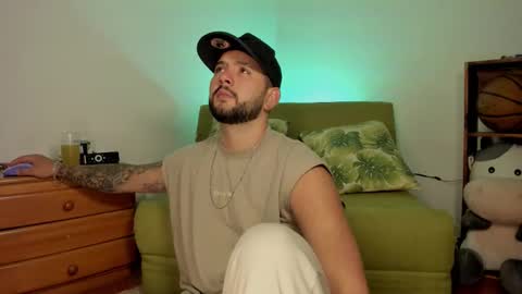 Snapshot of apolorising_ chatting on October 6, 10:40 pm Lola  Apolo online show from October 6, 10:40 pm