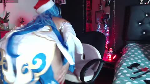 Snapshot of aprildol chatting on December 25, 7:35 am lucy online show from December 25, 7:35 am