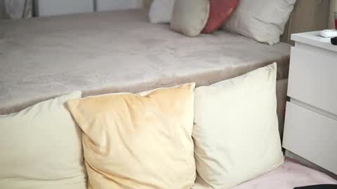 Snapshot of aprilhadid chatting on December 5, 7:32 pm Laura online show from December 5, 7:32 pm