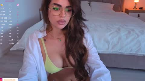 IsaBella online show from November 6, 8:59 am