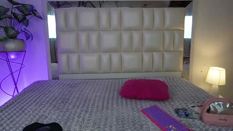 Snapshot of aradia_01 chatting on December 18, 7:04 am online show from December 18, 7:04 am