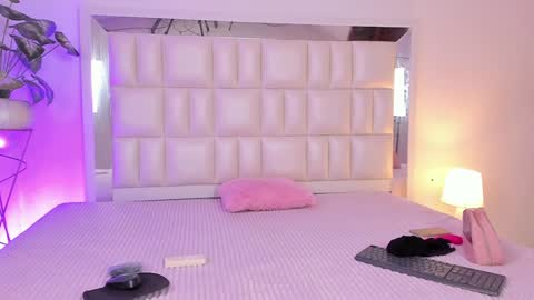 Snapshot of aradia_01 chatting on December 28, 5:44 am online show from December 28, 5:44 am