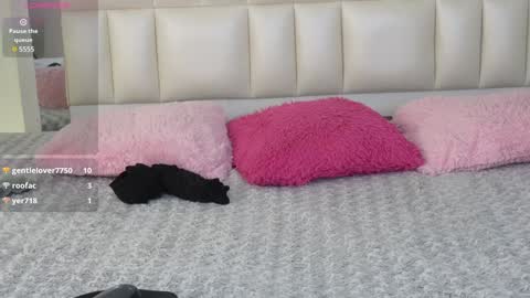 Snapshot of aradia_01 chatting on February 6, 5:35 am online show from February 6, 5:35 am