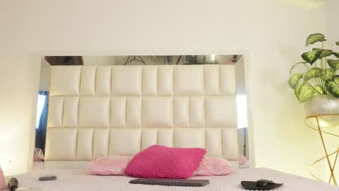 Snapshot of aradia_01 chatting on February 11, 7:54 am online show from February 11, 7:54 am