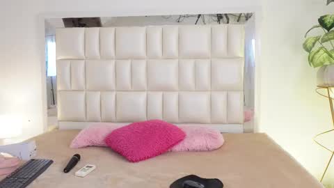 Snapshot of aradia_01 chatting on February 25, 5:19 am online show from February 25, 5:19 am