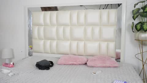 Snapshot of aradia_01 chatting on September 9, 5:40 am online show from September 9, 5:40 am