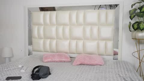 Snapshot of aradia_01 chatting on September 11, 5:29 am online show from September 11, 5:29 am