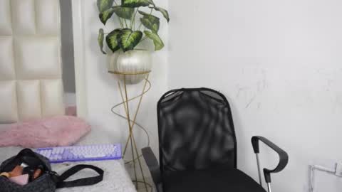 Snapshot of aradia_01 chatting on September 24, 5:11 am online show from September 24, 5:11 am