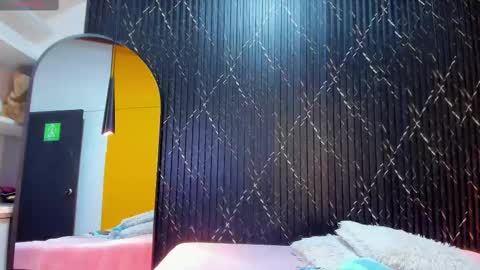 Aria Millers  online show from October 8, 11:30 am