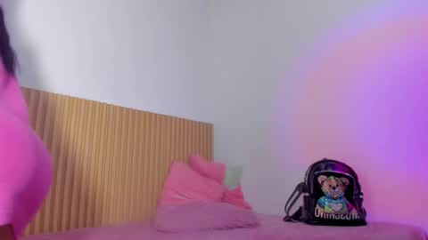 Snapshot of aria_millers_ chatting on February 19, 11:17 am Aria Millers online show from February 19, 11:17 am