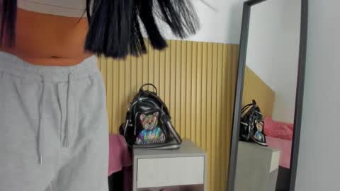 Snapshot of aria_millers_ chatting on February 22, 11:31 am Aria Millers online show from February 22, 11:31 am