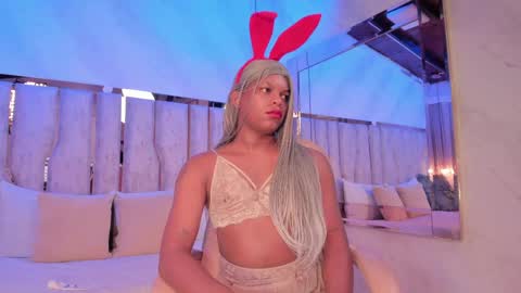 ariana_grande233 online show from April 13, 11:37 am