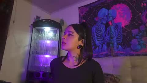Snapshot of ariana_whitee chatting on July 18, 7:23 am ariana_whitee online show from July 18, 7:23 am
