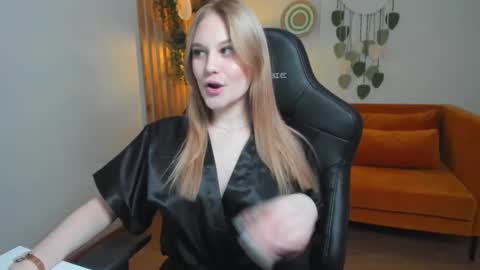 Snapshot of ariawell chatting on October 16, 6:42 pm Aria online show from October 16, 6:42 pm