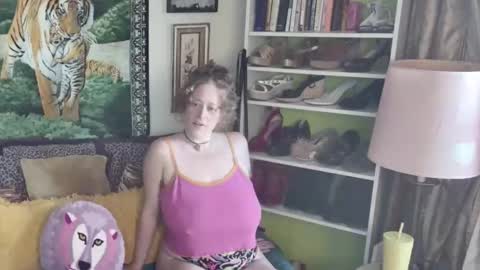 Snapshot of arielabai chatting on November 10, 7:35 pm Arielle Ari online show from November 10, 7:35 pm