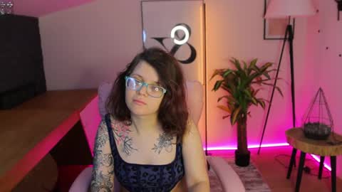 Snapshot of ariell_mini chatting on May 20, 5:46 am Ariell Mini online show from May 20, 5:46 am