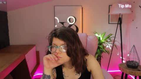 Snapshot of ariell_mini chatting on June 1, 5:42 am Ariell Mini online show from June 1, 5:42 am