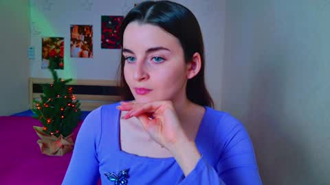 Snapshot of arielstonks_lovee chatting on December 18, 6:53 am arielstonks_lovee online show from December 18, 6:53 am