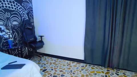 Ari online show from December 4, 9:45 pm