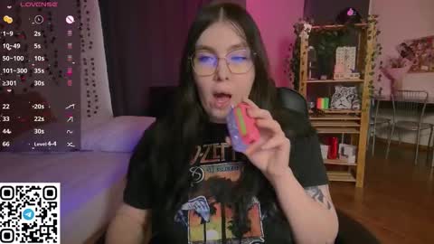 Snapshot of arizonaa_muse chatting on February 15, 3:58 am Astrid online show from February 15, 3:58 am