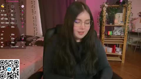 Snapshot of arizonaa_muse chatting on February 25, 7:18 am Astrid online show from February 25, 7:18 am