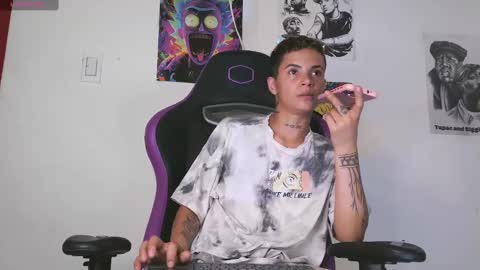 Snapshot of aron739_ chatting on December 16, 5:00 pm Aron online show from December 16, 5:00 pm