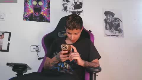 Snapshot of aron739_ chatting on December 19, 6:56 pm Aron online show from December 19, 6:56 pm