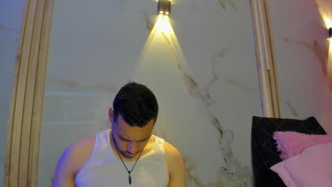 Snapshot of aron_and_molly chatting on February 5, 11:59 am aron and molly online show from February 5, 11:59 am