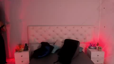 Aron cruz  online show from October 11, 1:20 pm