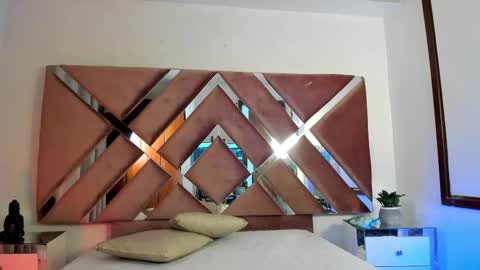 Aron cruz  online show from February 5, 1:05 pm