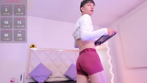 Snapshot of aron_tay chatting on December 22, 3:55 am your aron online show from December 22, 3:55 am