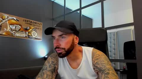 Snapshot of arongrant chatting on October 6, 8:23 am AronGrant online show from October 6, 8:23 am