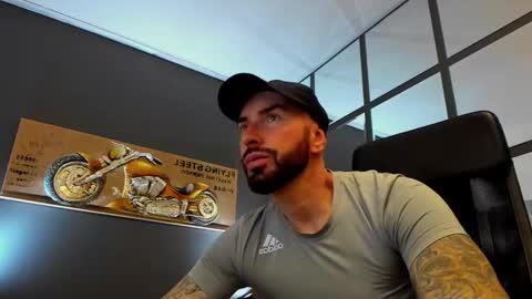 Snapshot of arongrant chatting on October 23, 8:24 am AronGrant online show from October 23, 8:24 am